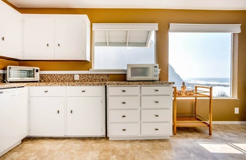 Yachats Casa | Ocean Front with Spectacular Ocean Views! Fireplace! Dog Friendly!