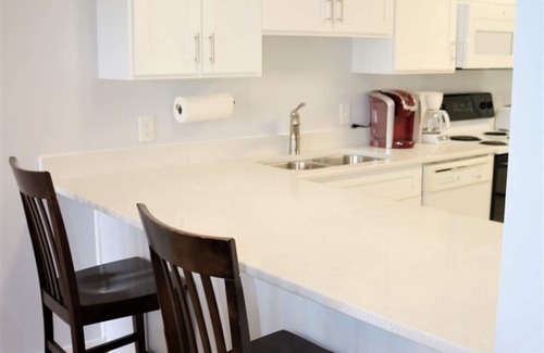 Northeast Virginia Beach Condominio | Ocean is Across the Street - 3BR, 3.5 BA Contemporary Condo!