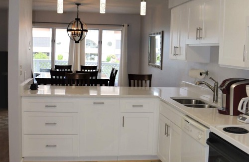 Northeast Virginia Beach Condominio | Ocean is Across the Street - 3BR, 3.5 BA Contemporary Condo!