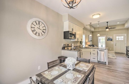 Ocean Isle Beach Casa | Ocean Isle Beach Home with Shared Lanai and Grill