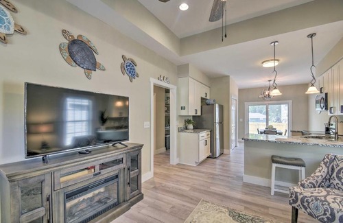 Ocean Isle Beach Casa | Ocean Isle Beach Home with Shared Lanai and Grill