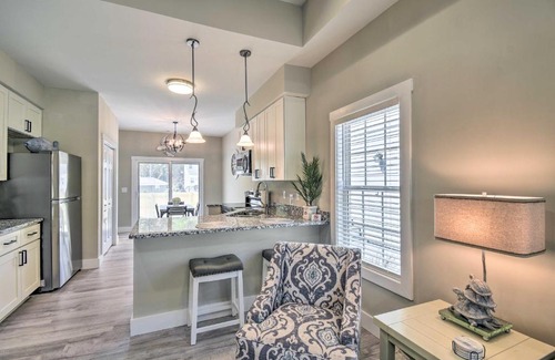 Ocean Isle Beach Casa | Ocean Isle Beach Home with Shared Lanai and Grill