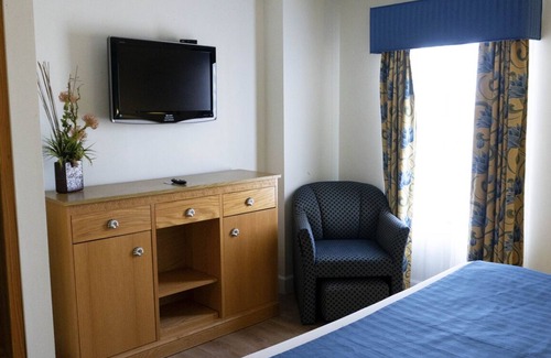 Northeast Virginia Beach Complejo | Ocean Key Resort spacious 1 bedroom suite, beach across the street