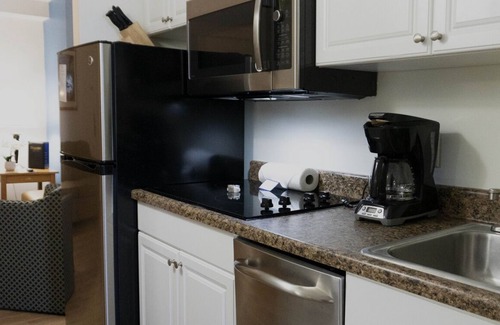Northeast Virginia Beach Complejo | Ocean Key Resort spacious 1 bedroom suite, beach across the street
