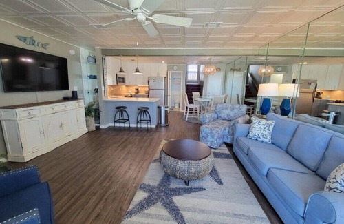 East End Condominio | Ocean Mile I-4, Beach Front, Swimming Pool, Free Beach Gear!