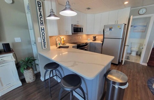 East End Condominio | Ocean Mile I-4, Beach Front, Swimming Pool, Free Beach Gear!
