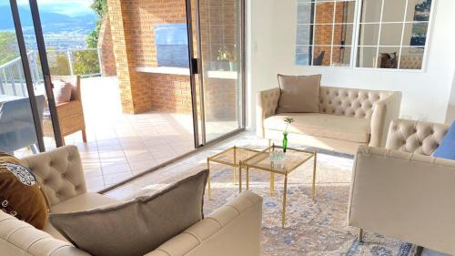 Mountainside Apartamento | Ocean & Mountain View Apartment