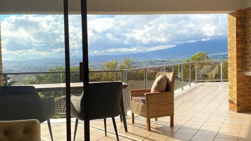 Mountainside Apartamento | Ocean & Mountain View Apartment