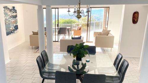 Mountainside Apartamento | Ocean & Mountain View Apartment