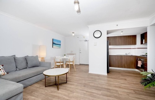 Mosman Park Apartamento | Ocean Outlook; a stylish 2BR apartment with sweeping coastal views