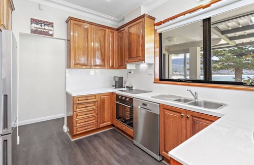 Bulli Casa | Ocean-Pool & Bulli Beach Family Retreat - 4BR, Walk to Cafes & Coastal Walk