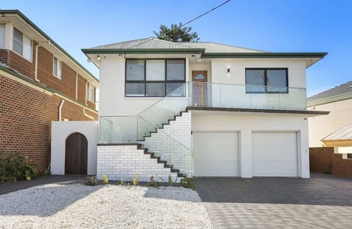 Bulli Casa | Ocean-Pool & Bulli Beach Family Retreat - 4BR, Walk to Cafes & Coastal Walk