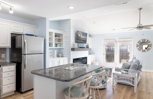 Emerald Isle Condominio | Ocean Reef 17-B2 - Almost Oceanfront 2BR 2BA - Complex Amenities