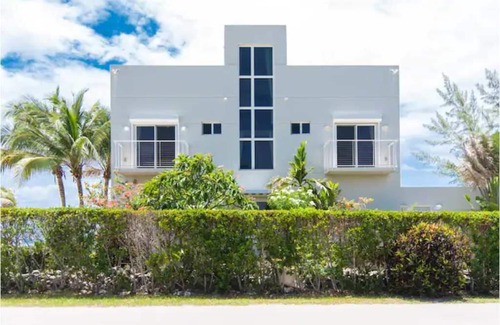 North Side Casa | Ocean's Edge: Beachfront Home with Rooftop Views