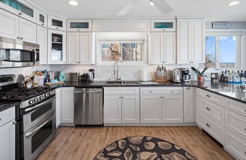 Plymouth Casa | Ocean's Edge Oasis - Waterfront Plymouth Home w views of Cape Cod Bay