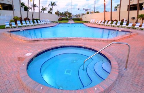 Madeira Beach Apartamento | Ocean Sands 504 Beachfront Studio Condo