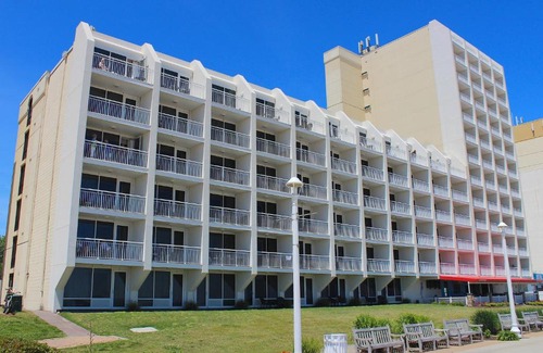 Northeast Virginia Beach Complejo | Ocean Sands Resort, Oceanfront, Virginia Beach by Vacatia