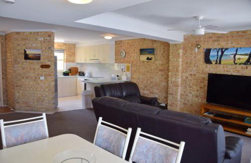 South West Rocks Apartamento | Ocean Shores Apartment 05 - Bing your own linen.