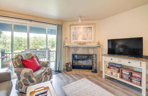 Ocean Shores Apartamento | Ocean Shores Condo with Balcony Less Than 1 Mi to Beach!