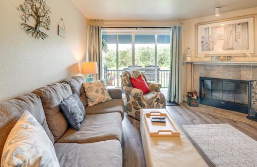 Ocean Shores Apartamento | Ocean Shores Condo with Balcony Less Than 1 Mi to Beach!