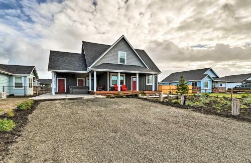 Ocean Shores Casa | Ocean Shores Getaway with Fireplace and Hot Tub!