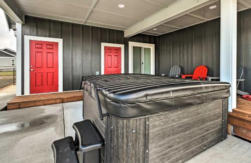 Ocean Shores Casa | Ocean Shores Getaway with Fireplace and Hot Tub!
