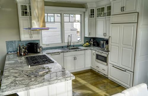 Corona del Mar Condominio | Ocean Side of Coast Hwy / 3 BD / 3 BA Bellamente remodelado Inicio / Corto paseo a la playa