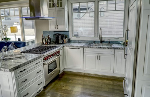 Corona del Mar Condominio | Ocean Side of Coast Hwy / 3 BD / 3 BA Bellamente remodelado Inicio / Corto paseo a la playa