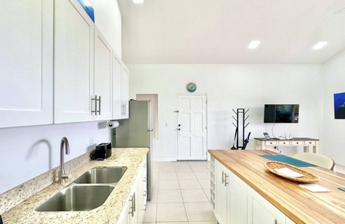 West End Condominio | Ocean View 1-bedroom condo with AC and WiFi in fantastic West End