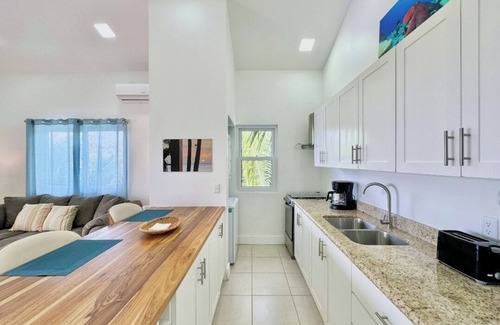 West End Condominio | Ocean View 1-bedroom condo with AC and WiFi in fantastic West End