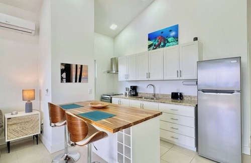 West End Condominio | Ocean View 1-bedroom condo with AC and WiFi in fantastic West End