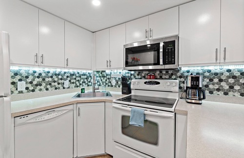 Cape Caneveral Beach Gardens Condominio | Ocean View, 2 Primary Suites, Heated Pool, Beach