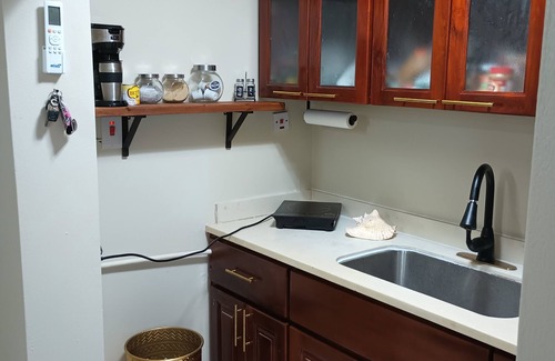 Discovery Bay Apartamento | Ocean view apartment,with pool within reach ,AC with WiFi newly redone,discount