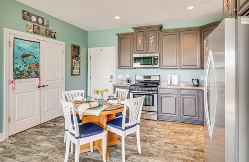Emerald Isle Apartamento | Ocean-View Apt in Emerald Isle - Walk to Beaches!