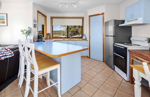 Bicheno Casa | Ocean View Beach House - Pet Friendly!