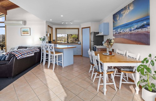 Bicheno Casa | Ocean View Beach House - Pet Friendly!