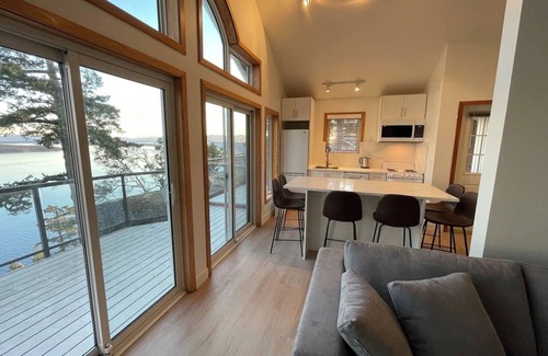 Pender Island Cabina | Ocean View Cottage at Sahhali on the Bluffs