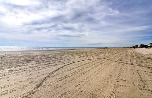 Crystal Beach Casa | Ocean View, Deck Colorful Crystal Beach Home!