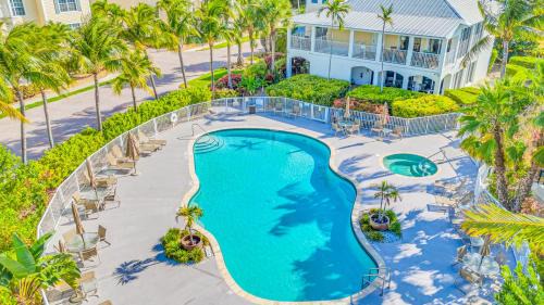 Islamorada Apartamento | Ocean View Duplex Penthouse Retreat amenities: tennis court heated Pool Vista Key One