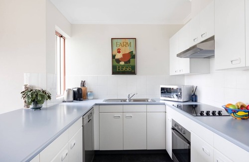 Mollymook Beach Apartamento | Ocean View Fathoms 17 - A hop, skip and a jump to the beach!