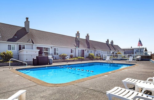 Seaside Cabaña | Ocean-view getaway with a heated pool & fireplace - walk on the beach
