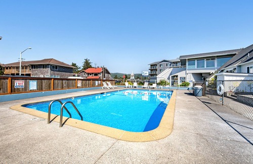 Seaside Cabaña | Ocean-view getaway with a heated pool & fireplace - walk on the beach