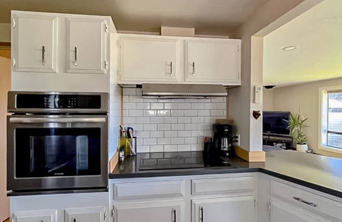 Austin Casa | Ocean view home with incredible setting & deck - walk to the beach, near town