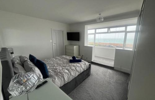 Worthing Casa | Ocean View in Worthing, sleeps 9