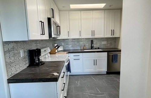 Beach Barber Tract Casa | Ocean View, Light & Bright 2BR/1BA, Walkable to La Jolla Village & Beaches!