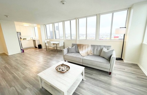 Downtown Condominio | Ocean View Loft steps from Santa Monica Pier
