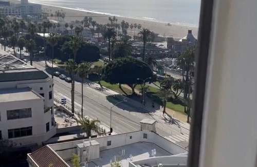 Downtown Condominio | Ocean View Loft steps from Santa Monica Pier