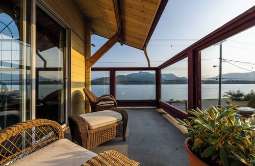 Alert Bay Cama Y Desayuno | Alert Bay Lodge - Alojamiento frente al mar en Alert Bay, BC - Vista al jardín con loft y desayuno caliente