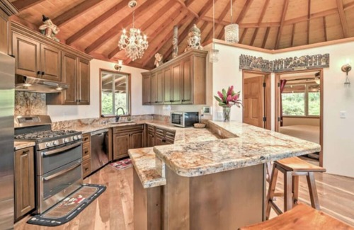 Honomu Casa | Ocean View Mountain Home by Akaka Falls