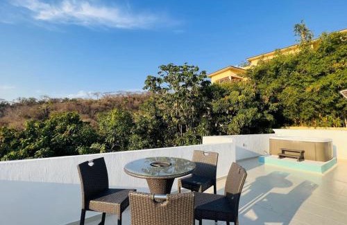 Zona sur Casa | Ocean View Oasis with Hot Tub Sandy Beach & Waterfall
